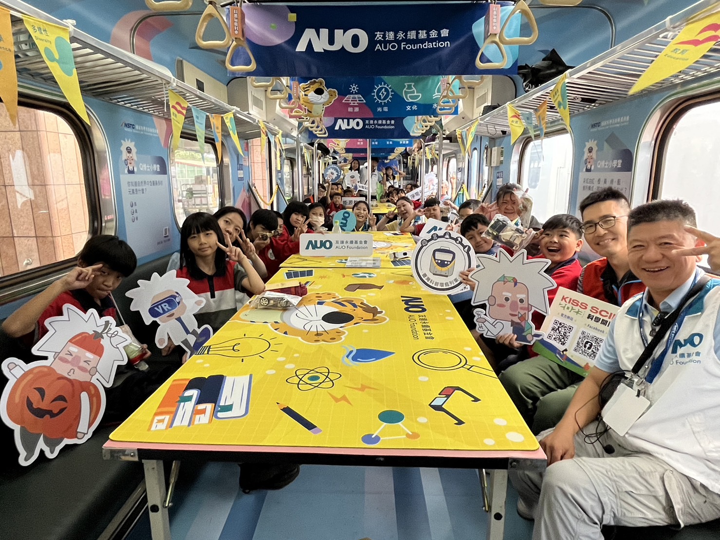 友達永續基金會參與「臺灣科普環島列車」，設計基礎科學車廂課程，以「淨零碳排和永續能源」為主題，讓學生透過創意實驗認識淨零知識，以及思考生活中的減碳行為