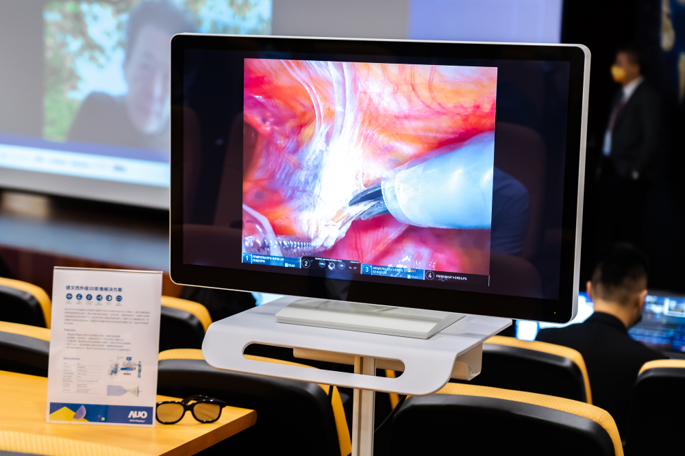 達擎於「國際大腸直腸外科論壇」中，成功導入達文西外接3D影像解決方案。透過達擎即時影像處理技術轉換為成1080p的高解析度畫質，將3D擬真畫面即時呈現於32吋4K 3D醫療顯示器