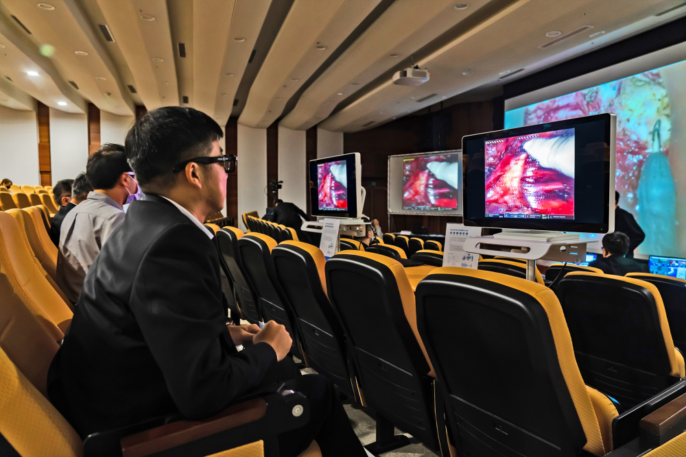 達擎之「達文西外接3D影像解決方案」，將達文西手術機器手臂的3D影像即時連線轉播，在會議室觀摩的醫師們只要戴上偏光眼鏡，就能與執刀醫師看到同步的3D立體影像，如臨操作台現場，縮短達文西手術的學習曲線