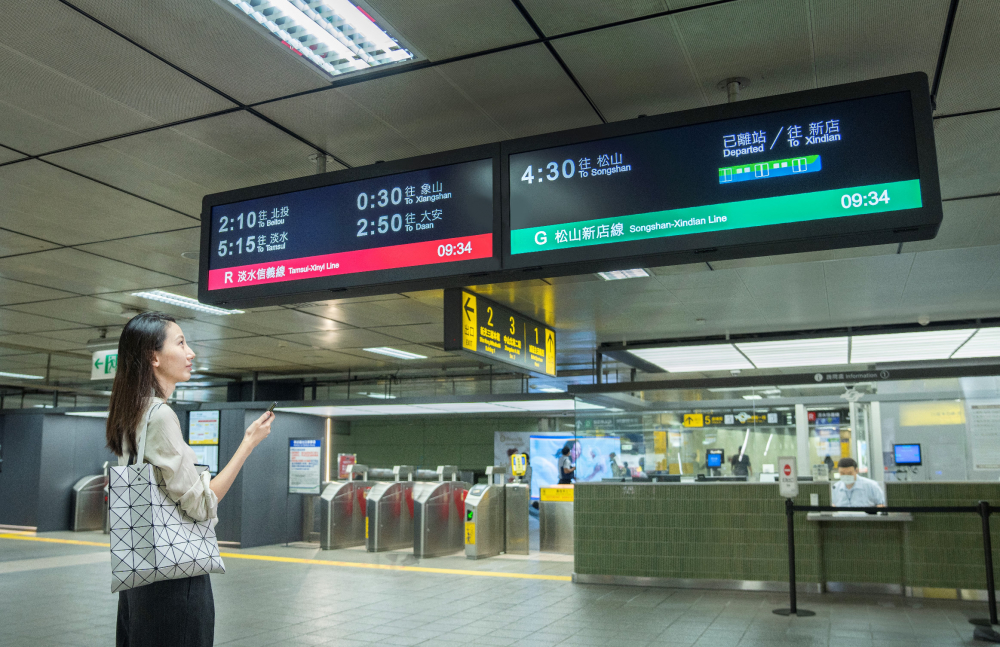 達擎TARTAN顯示器的特殊長條型比例非常適合空間與高度有限的大眾運輸場域應用，具備工業等級高品質、高亮度、高解析與高色彩飽和度等優勢，打造都會智能車站新風貌。