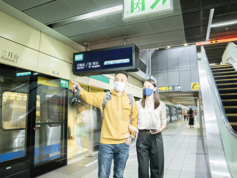 友達旗下達擎之客製化TARTAN顯示器，於台北捷運中山站亮相。以獨特長條型比例與高畫質特色，為台北捷運站帶來嶄新的都會車站風貌