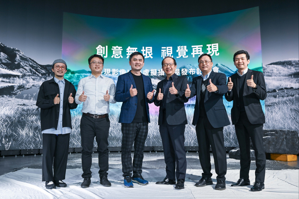 友達光電與再現影像攜手，於中影製片廠建置全台首座提供嶄新一站式整合服務的LED虛擬製作攝影棚（圖左至右：再現影像視覺總監郭憲聰、再現影像營運總監黃棨雋、再現影像藝術總監與導演紀柏舟、友達光電技術長廖唯倫、友達光電系統設計製造服務事業總部副總經理曾天龍、友達光電系統產品事業資深處長蘇聖倫）