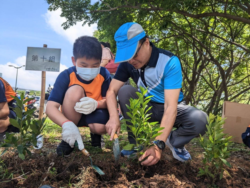 友達綠色志工及眷屬一起植下樹苗，親手打造綠帶景觀及動植物的友善棲息環境