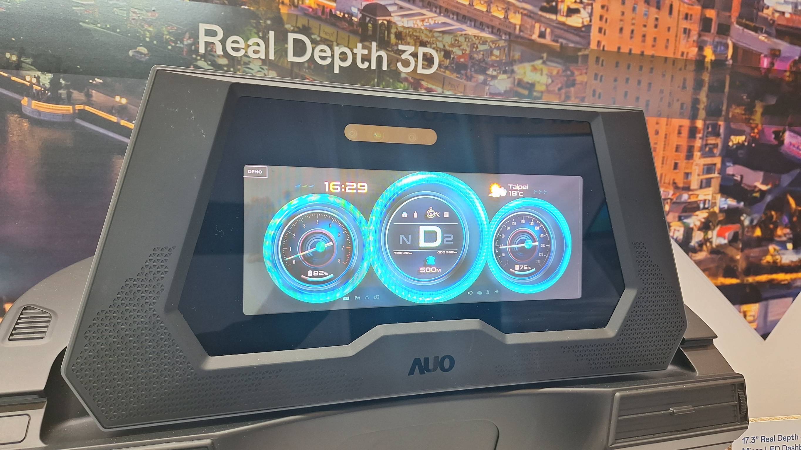 世界杯下单平台网站官网的「裸眼3D Micro LED仪表板」将Micro LED与LCD技术整合成17.3吋显示器，打造令人惊艳的3D效果，同时具备DMS辨识系统，可侦测驾驶行为并进行安全预警。