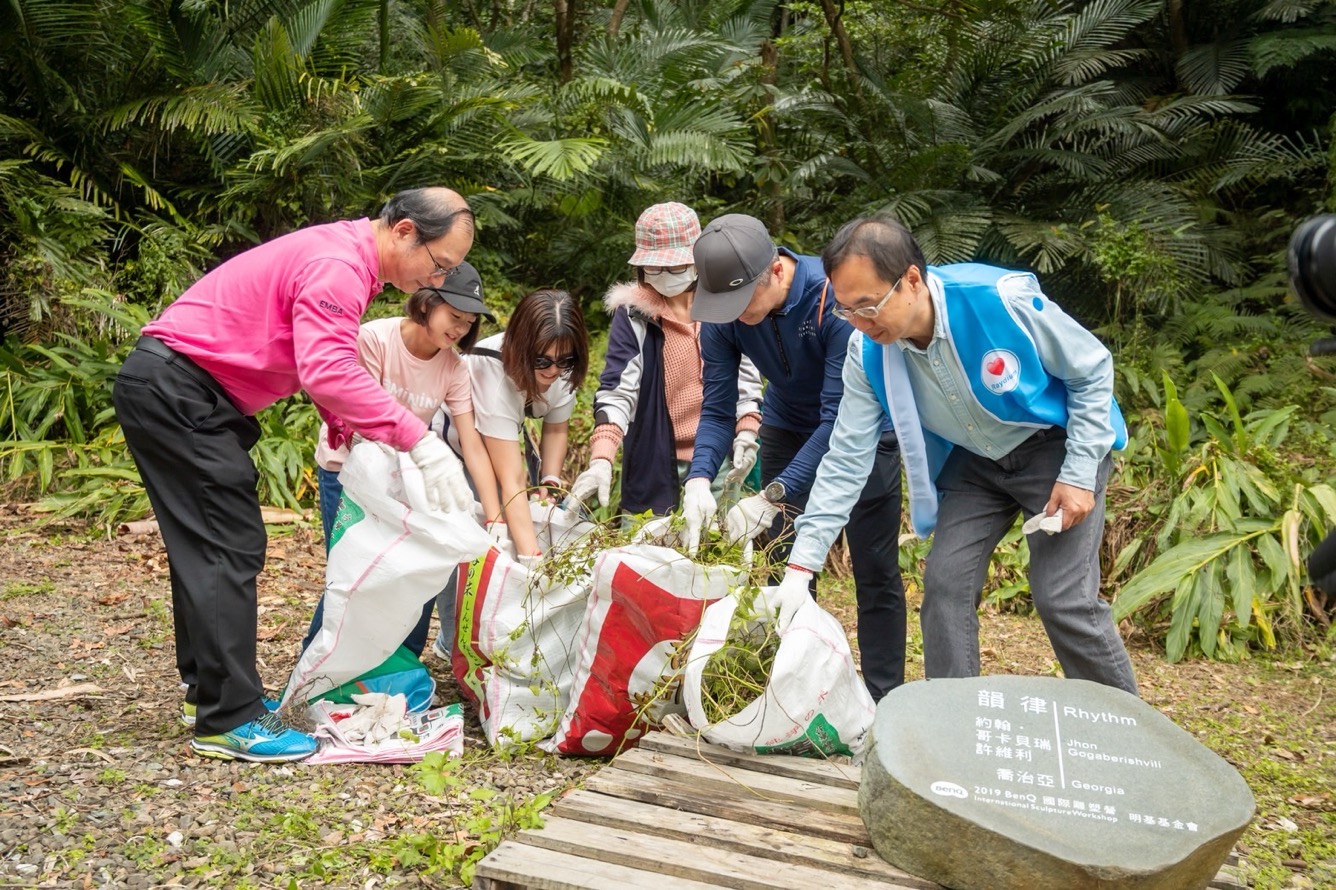 為共同守護在地物種，友達永續基金會號召志工認識並移除「綠癌」: 外來入侵種小花蔓澤蘭