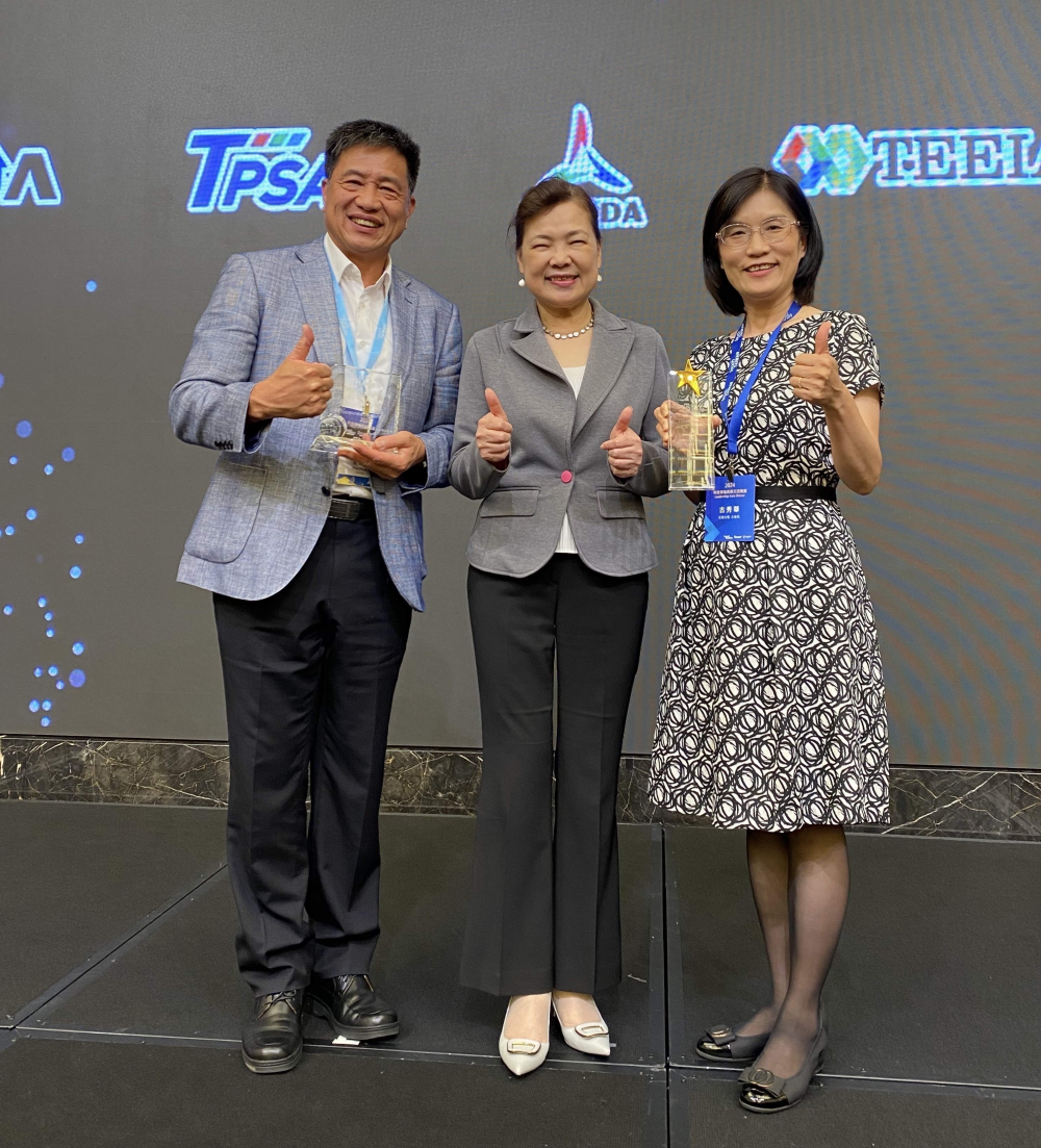 友達致力推動永續發展，於Touch Taiwan2024以3R策略貫穿Display、ESG展位實現綠色展覽目標之成果，Display展位獲綠色裝潢設計鑽質獎最高榮譽，ESG同獲金質獎殊榮。由經濟部長王美花（中）親自頒予友達光電董事長彭双浪（左）、友達光電永續長古秀華（右）