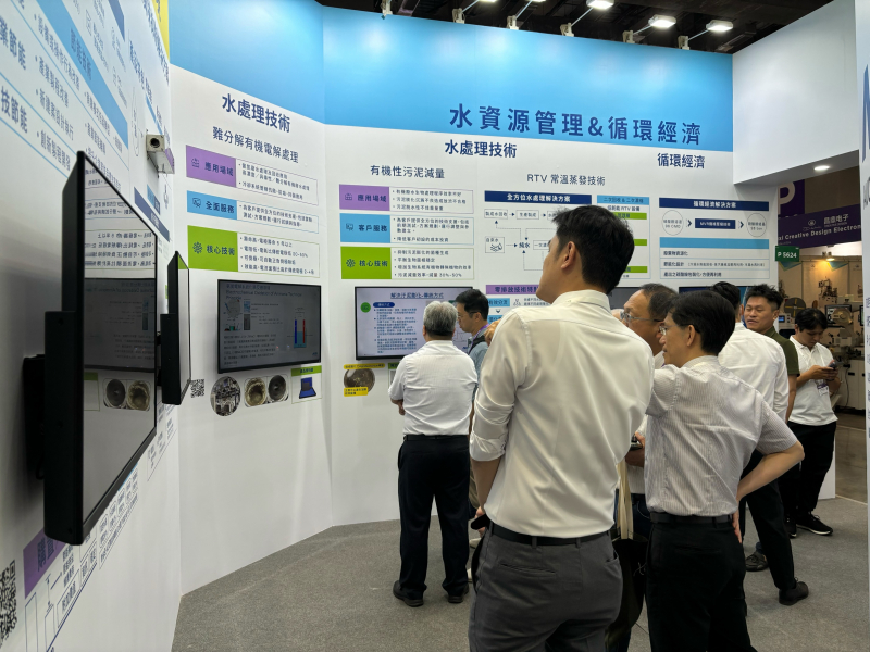 友達以深厚的智慧製造經驗發展永續戰略，積極延伸價值鏈，轉化成可供外界使用的綠色智慧服務，進軍SEMICON Taiwan 2024，提供半導體產業鏈打造AI世代的永續即戰力。