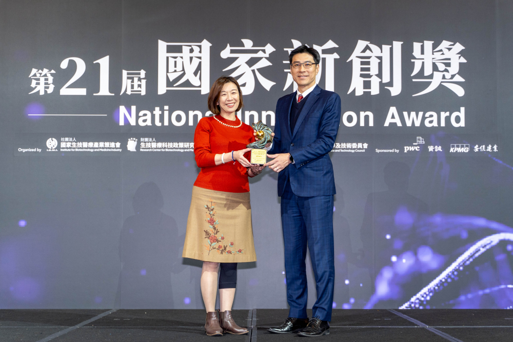 友達旗下子公司友達耘康與達擎分別以「中醫數位化檢測解決方案」及「寬視角3D醫療顯示器」獲得第二十一屆國家新創獎「智慧醫療與健康科技」類別的「企業新創獎」與「國家新創精進獎」兩項殊榮。圖左為衛生福利部政務次長林靜儀、圖右為友達光電智慧醫療事業群總經理廖世宏