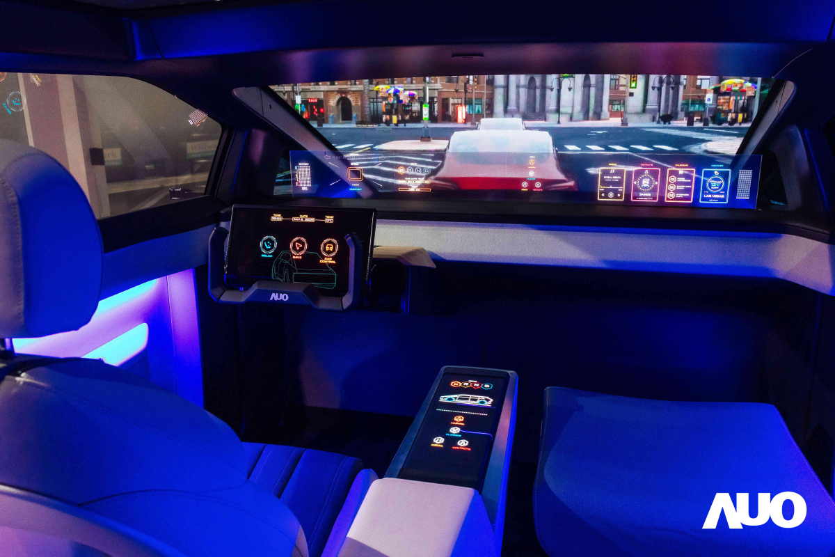 友達新一代智慧座艙Smart Cockpit 2025的Micro LED創新顯示應用中，47.5吋無界透明顯示介面與14.3吋多變形態中控顯示，兩項產品獲得2025智慧顯示應用大賞的智慧移動獎，提供全新的人機互動體驗