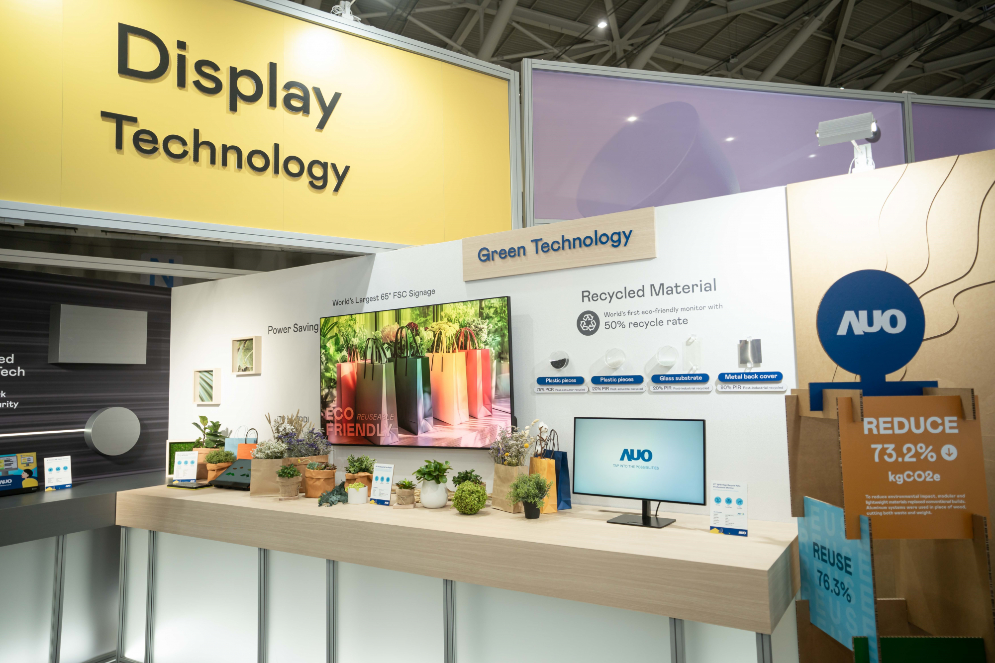 友達Touch Taiwan 2025雙展位再度獲etouch 綠色裝潢設計獎肯定；智慧顯示展位以鋁製模組系統取代傳統木作施作，並在相關裝潢物與設計使用可回收、可重複使用的材料，體現低碳與循環精神。