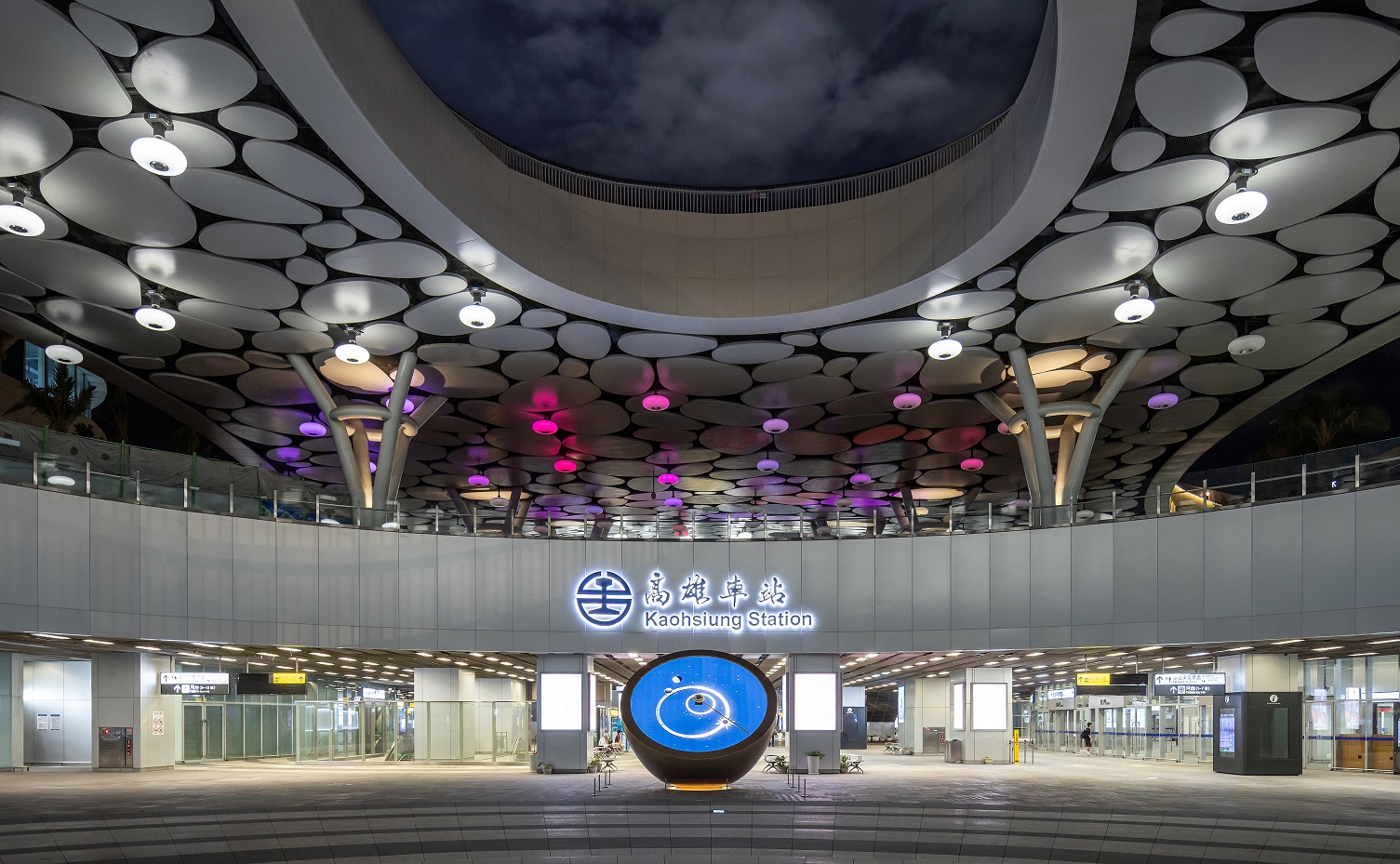 創利空間參與《高雄車站共感空間》公共藝術計畫，擔任視覺科技整合夥伴。於「看時間」天文鐘作品中提供技術指導，整合圓形LED鐘面與鐘體結構，在時間、天象星盤與空間氛圍間生動展演