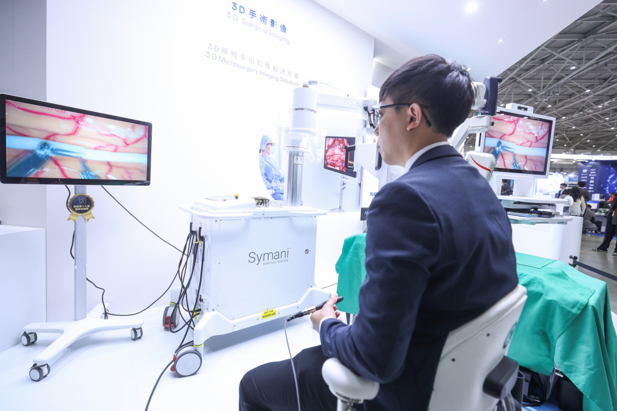 達擎推出「3D顯微手術影像解決方案」，將3D影像技術從腹腔內視鏡手術延伸至神經、血管、淋巴等高難度顯微手術，提供超清晰立體視野，協助醫療團隊在複雜手術中完成精準細膩操作。