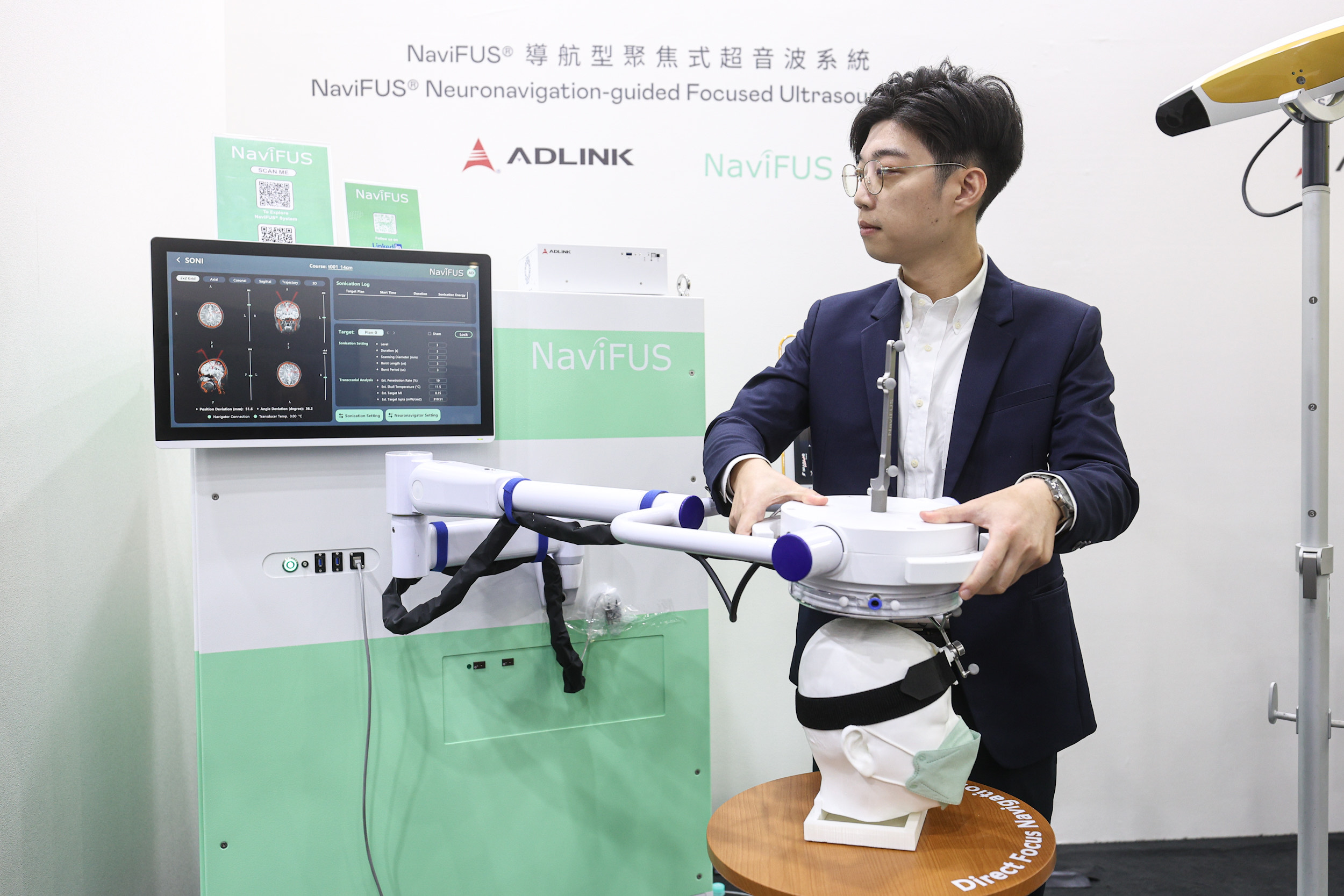 達擎攜手凌華科技與浩宇生醫合作的「NaviFUS&reg; 導航型聚焦式超音波系統」，以凌華醫療級邊緣運算平台為核心，結合光學導航與穿顱超音波技術，非侵入性將能量精準聚焦腦內病灶，可暫時開啟血腦屏障，提升藥物遞送與治療效果。