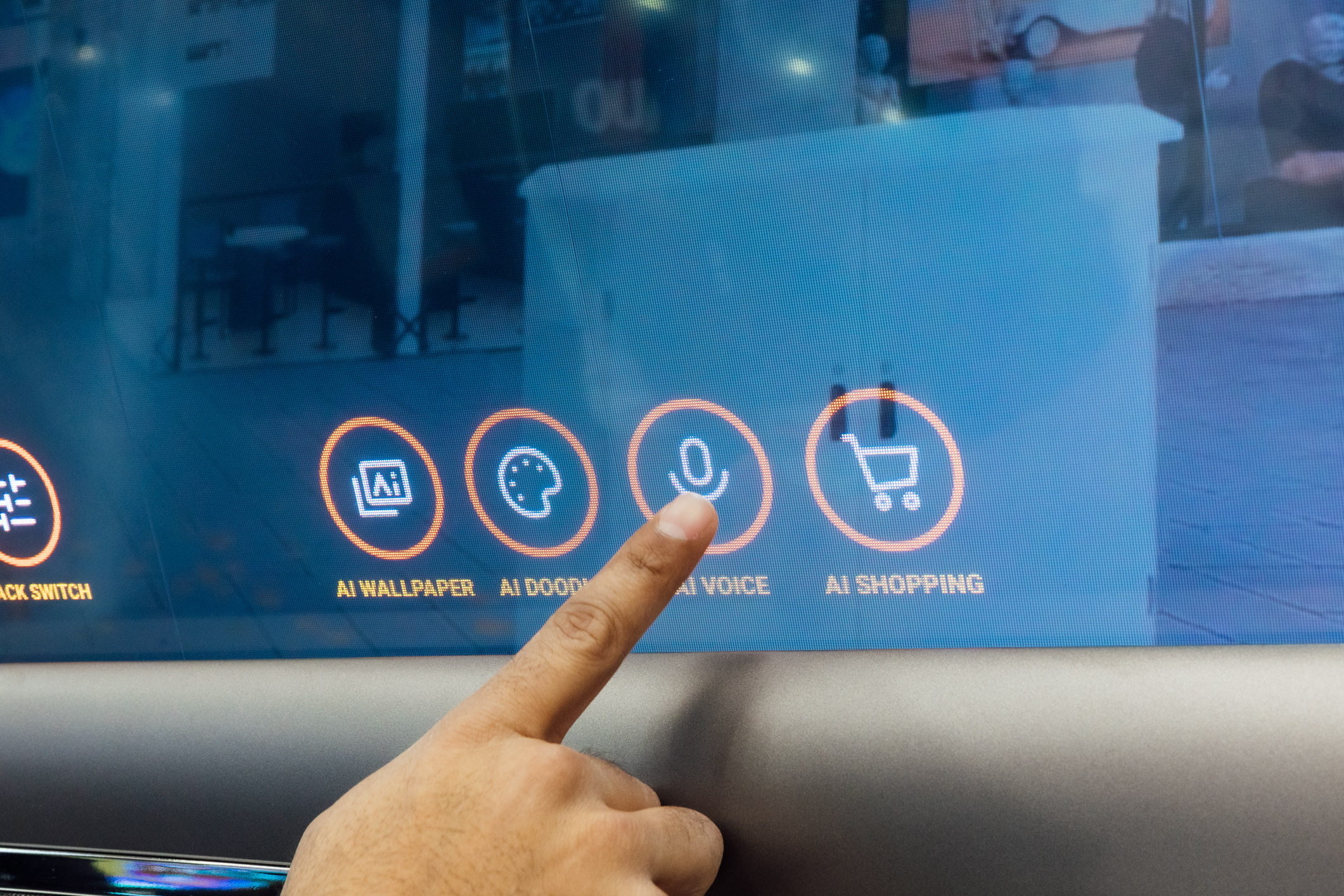 藉由友達智慧移動的車用AI運算方案，可驅動XR Interactive Window將車窗化身為串聯外界的世界之窗，並透過語音或手勢即可標記街景、購物點餐或進行互動娛樂。