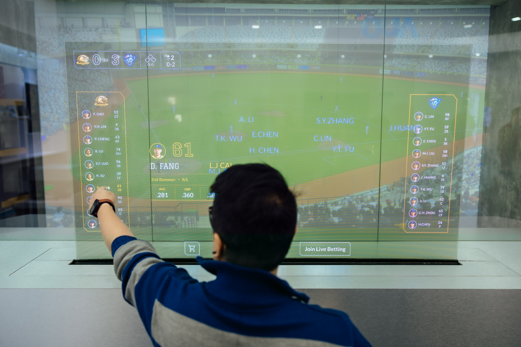 達擎64吋Sports AR Solution Sports AR解決方案結合即時運動賽事數據與互動內容，觀眾可透過Micro LED顯示器的透明特性，在觀看實體賽事的同時，同步於顯示螢幕上取得與實體球員及賽事對應的相關資訊，獲得專屬的沉浸式體驗，提升現場參與感。