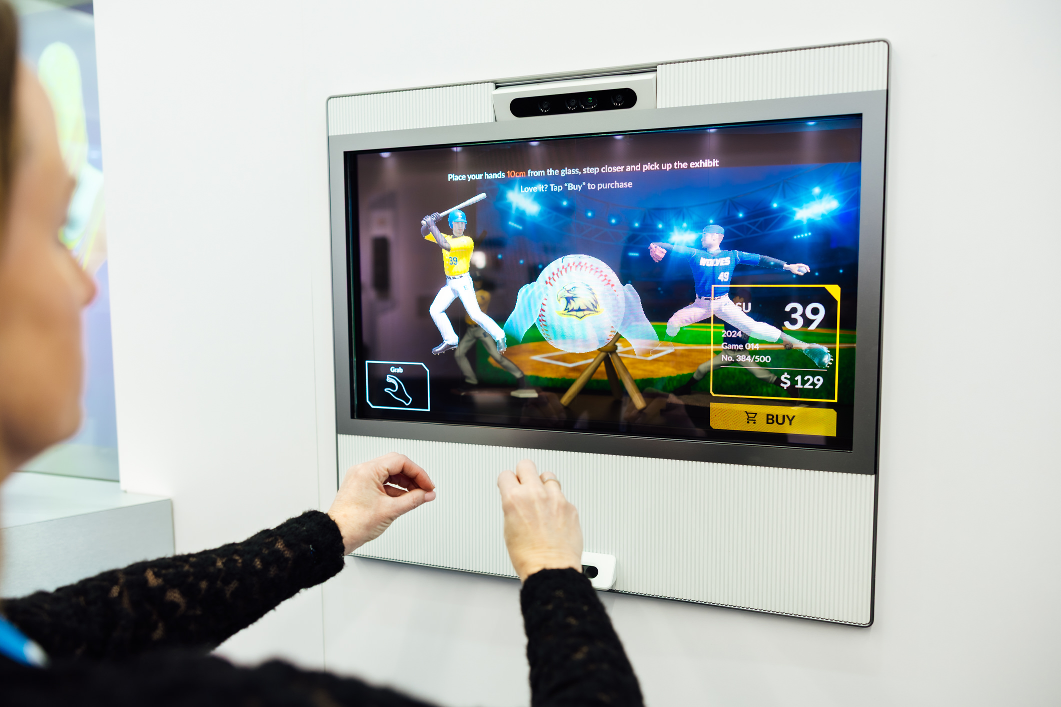 達擎30吋Interactive AR Box則透過3D呈現商品及數位資訊，並整合人臉、手勢感應技術創造互動，適用高端與限量商品展示，消費者可隔空旋轉、放大商品細節，無需接觸實品也能感受接近實物的細膩探索。
