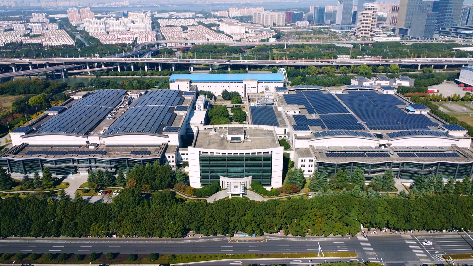 友達光電蘇州廠獲世界經濟論壇評選為「人才燈塔工廠」，為全球顯示器產業首家獲此殊榮